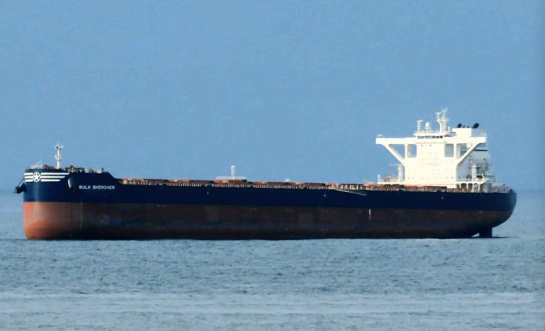 突发！20万吨散货船长江引航时撞上另一船，船首受损……