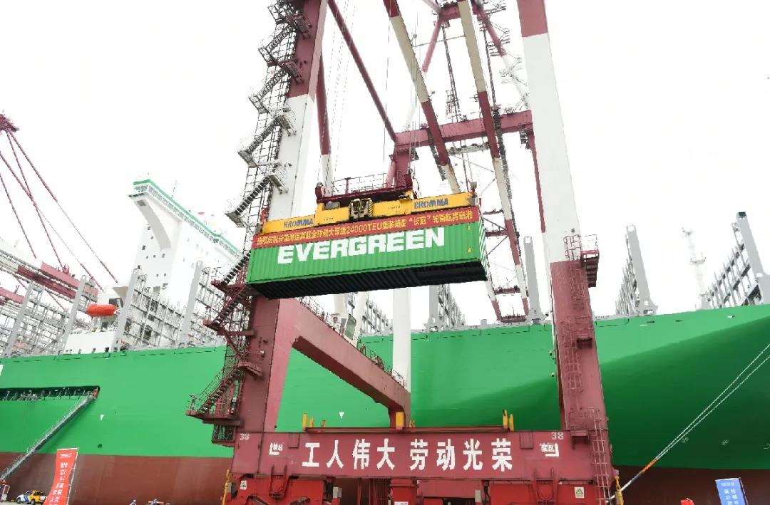 世界最大集装箱船来了，23992TEU，首港挂靠青岛港