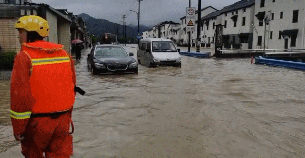 警报！台风“烟花”来了：山洪冲入村庄、民居被淹，浙江省已进入Ⅰ级响应