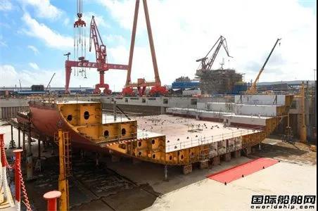 全球最大集装箱船首个大型总段“入驻”长兴岛最长船坞