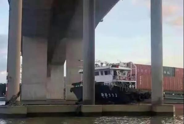事故丨集装箱船撞上广州一大桥，事发水域临时封航、桥面禁行！