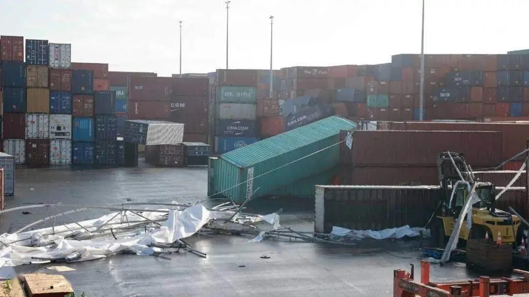 龙卷风袭击奥克兰港！数十个集装箱砸落损毁！场面狼藉！