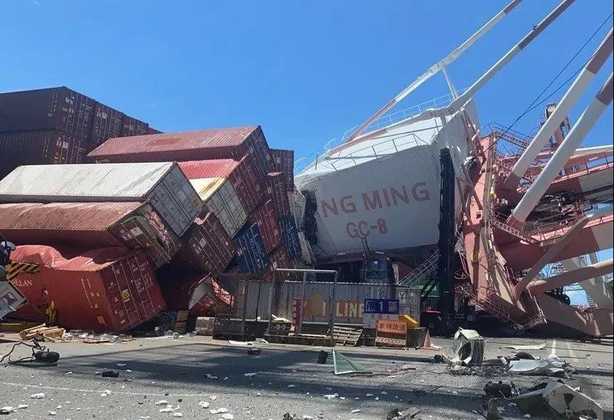 一集装箱船撞塌高雄港起重机，阳明海运发布声明