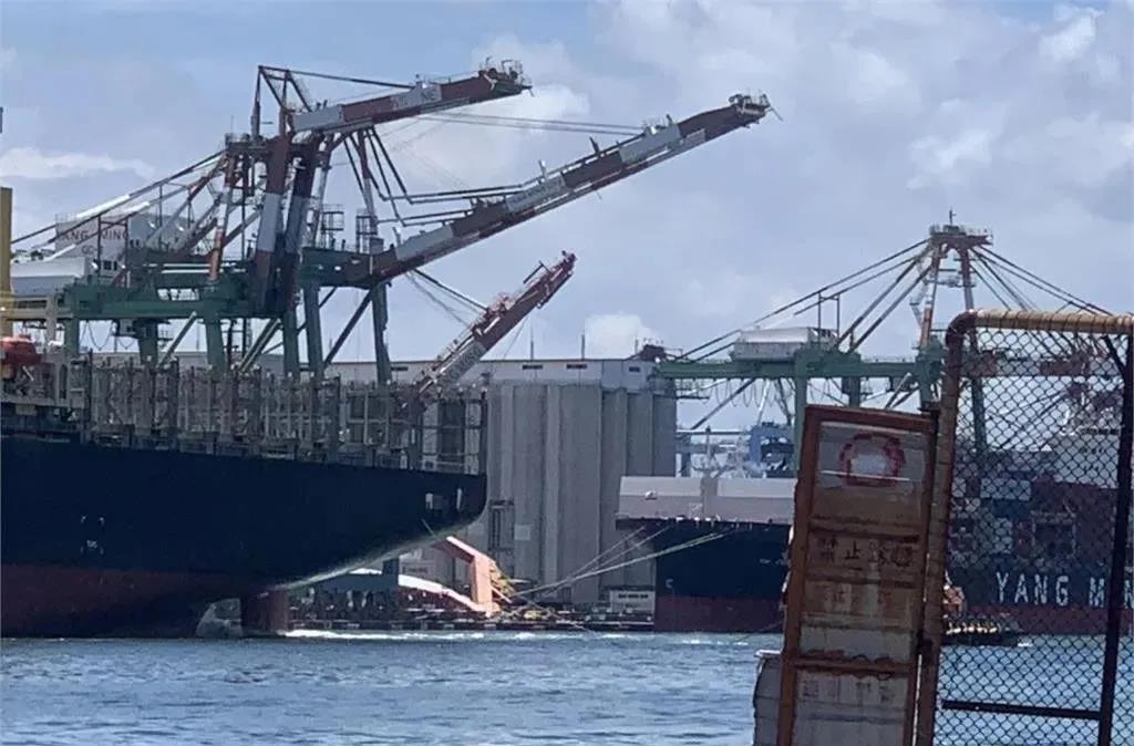 一集装箱船撞塌高雄港起重机，阳明海运发布声明