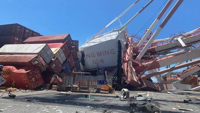 台媒：高雄港一货轮撞向货柜码头，造成起重机倒塌，1人受伤 