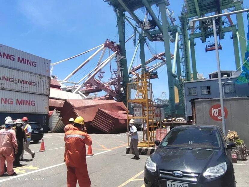 台媒：高雄港一货轮撞向货柜码头，造成起重机倒塌，1人受伤 
