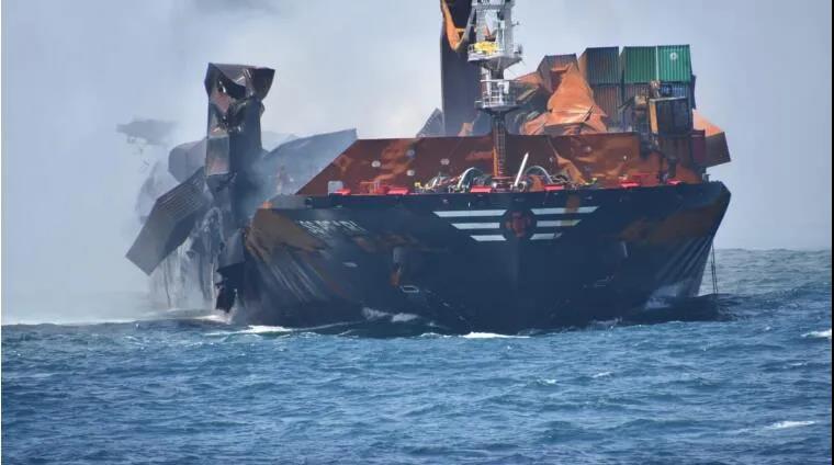 集装箱船大火造成斯里兰卡海滩严重污染，船东面临上百万美元索赔  