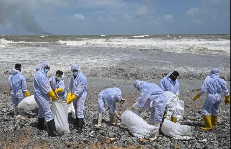 集装箱船大火造成斯里兰卡海滩严重污染，船东面临上百万美元索赔  