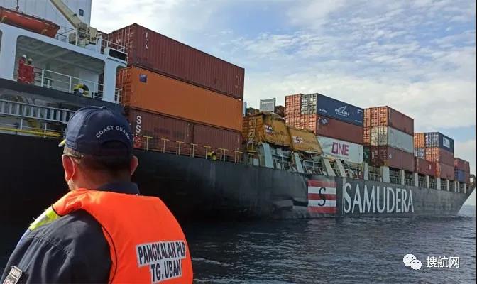 事故丨数个集装箱损坏！一艘集装箱船与散货船相撞！