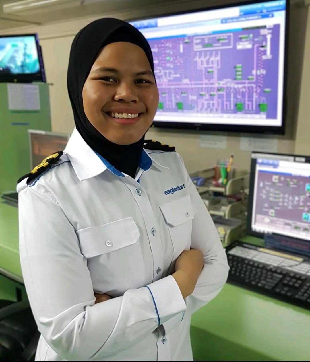 10年！她, 终于坐稳马来西亚首位女船长！执掌一艘大型LNG船！...其他女海员沸腾了