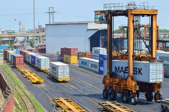 卡车司机罢工已持续四天，该国货物运输中断，港口货物堆积