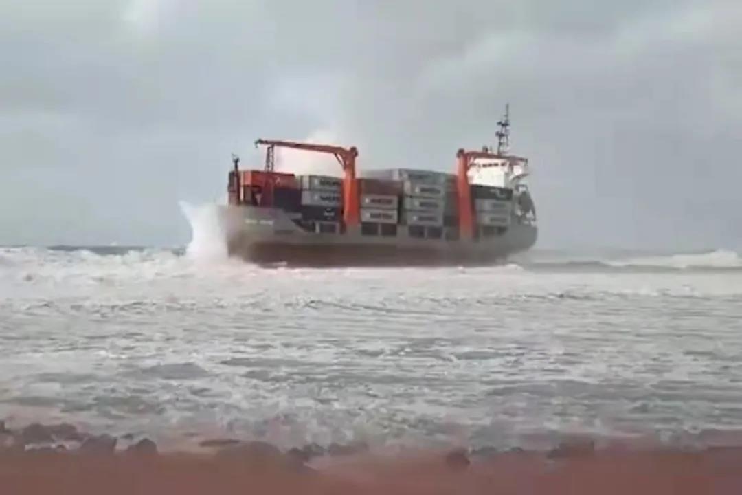 突发！一集装箱船搁浅船体出现裂缝，船上14名中国船员已安全撤离！