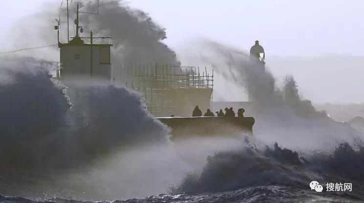 强风暴袭击欧洲多国，海陆空交通受阻，一集装箱船26个集装箱坠海!