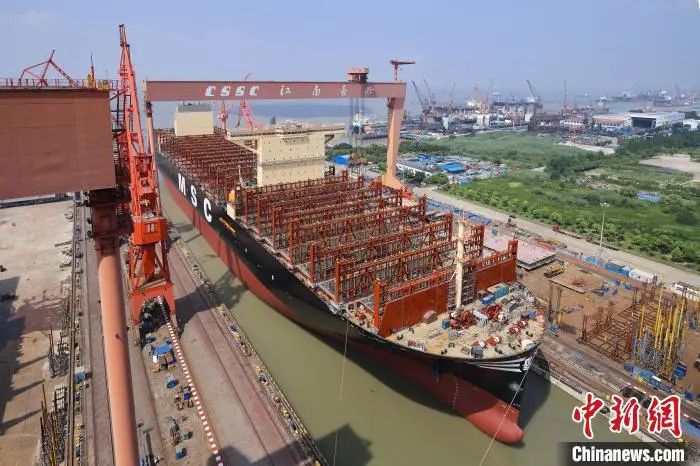 24116TEU！世界最大集装箱船在上海出坞