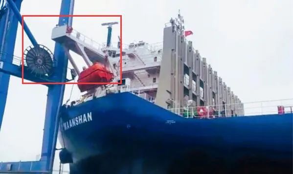 突发事故！一艘中国货船在越南港口先撞船再撞岸吊！船舶被扣押