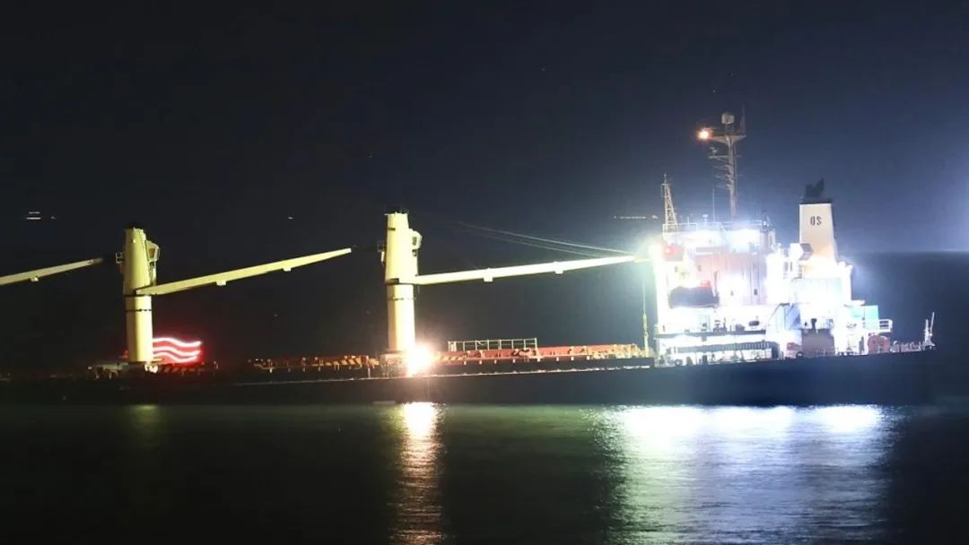 今早，这艘曾被中国海军解救的散货船撞上一大型LNG船，进水中......