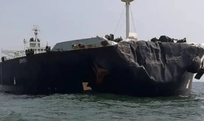 突发！一大型集装箱船在马六甲海峡被油轮撞击，两船严重受损，船期延误！