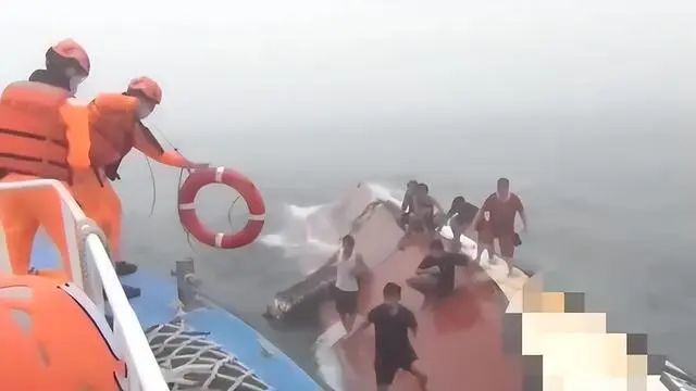 雾航需谨慎！一船只与货船相撞断成两截...