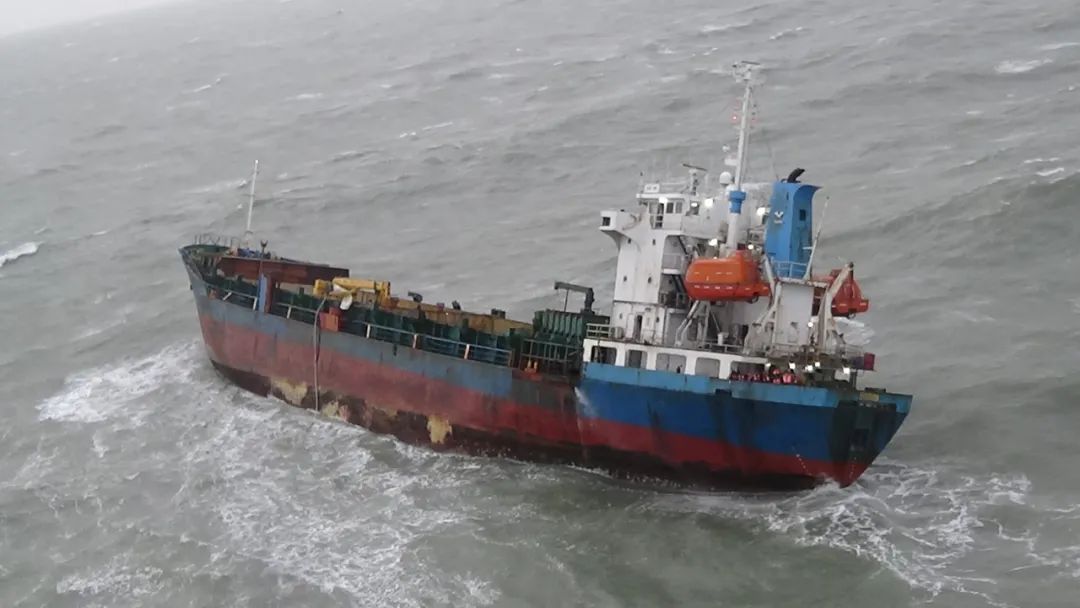 今早，长江口，一货船进水12名海员遇险，东海救紧急出动