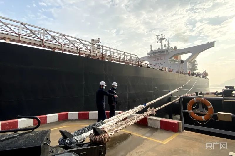 油路畅通开门红 宁波迎接2023开年首艘超大型油轮