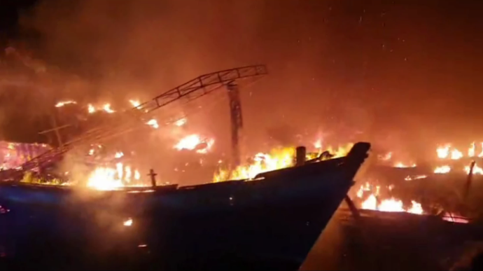 泰国湾附近一港口起火，7艘船被烧毁