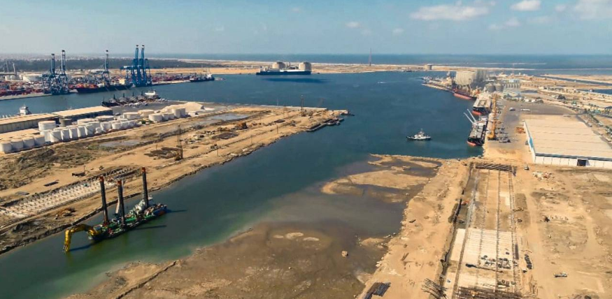 赫伯罗特在该地建设新的转运码头，预计年处理能力为330万TEU