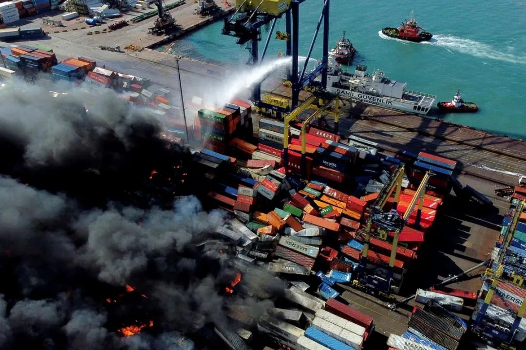 连烧两天！该港口码头数百个集装箱起火，多家船公司发布紧急通知