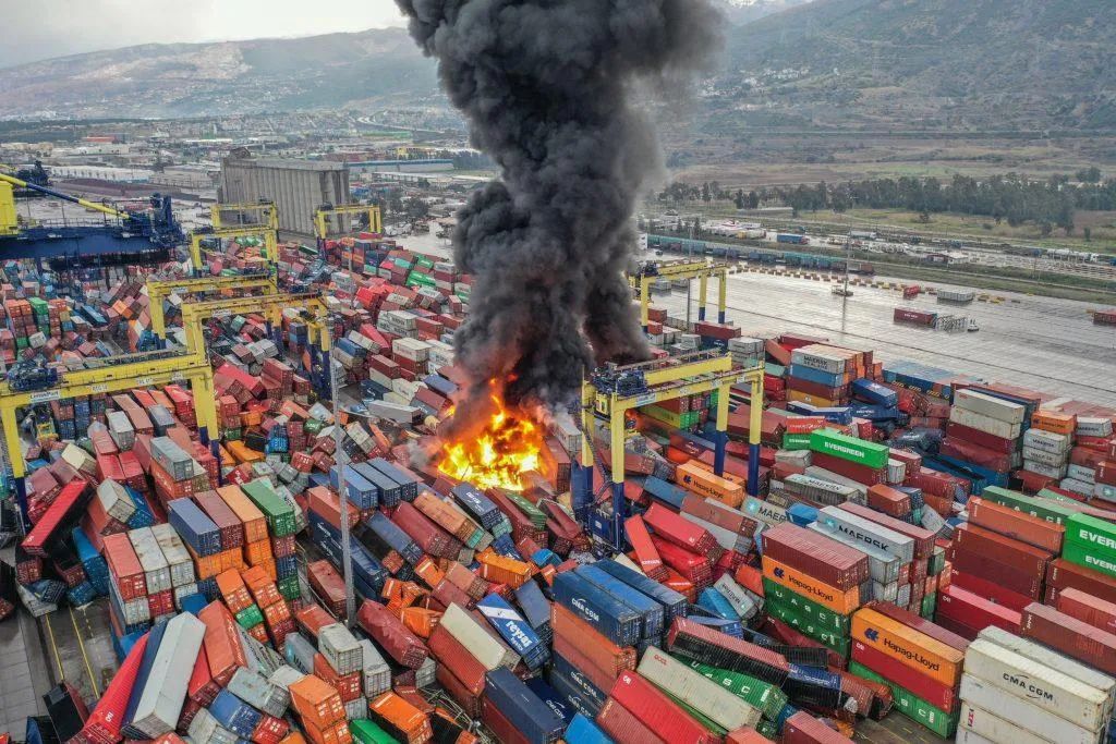 突发7.8级地震！土耳其港口运营中断，堆场集装箱倒塌起火！船公司发布紧急通知
