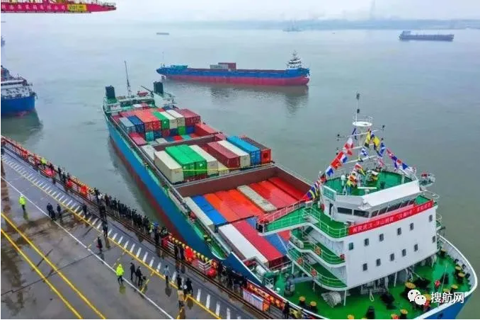 江船首次出海！我国内河最大集装箱船在武汉首航