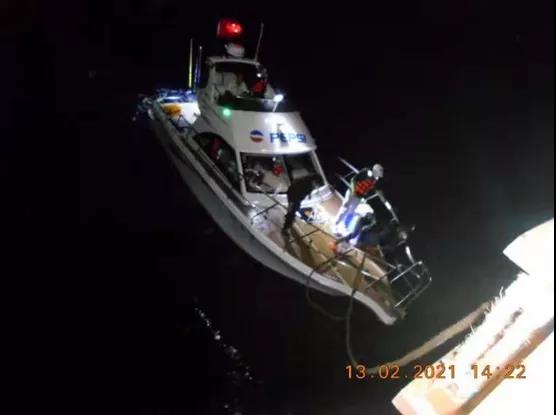 Seaspan集装箱船协助中国一艘游艇脱险