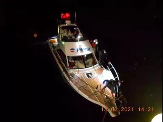 Seaspan集装箱船协助中国一艘游艇脱险