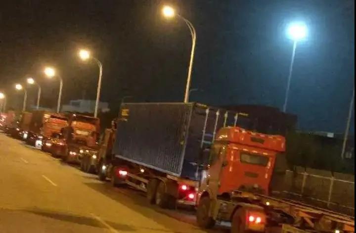 缺箱刚缓解，又没人运了…集卡司机提前返乡过年，上海港、宁波港集卡运力锐减  