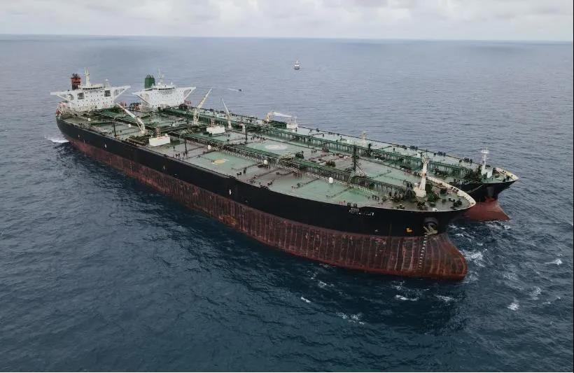 一艘载有25名中国籍船员油轮被印尼扣押 外交部回应