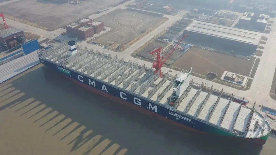 “取得多项突破”江南造船交付第二艘23000箱超大型双燃料集装箱船 