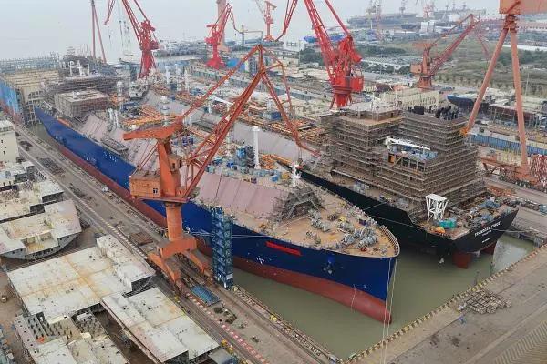 沪东中华同日完成五大生产节点，两船出坞两船起浮一船上船台