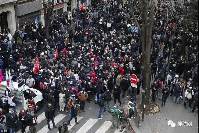法国突发大型暴乱！5万人冲上街头打砸抢烧，银行遭洗劫一空，场面混乱