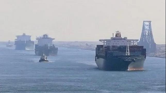 赫伯罗特超大型集装箱船在苏伊士运河搁浅，运河通航受阻