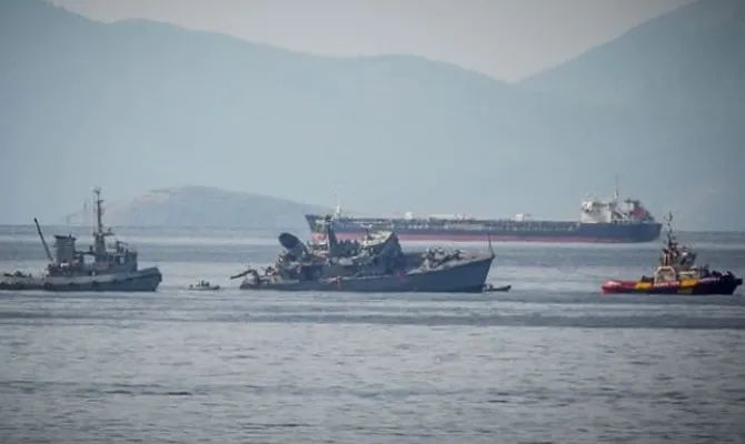 事故丨马士基一艘集装箱船与军舰相撞！军舰被撞成两截，船长被捕