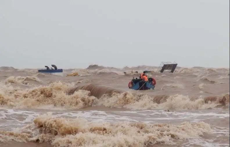 九级台风来袭，一艘越南挖泥船突然沉没！