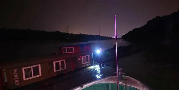 京杭运河常州段两艘货船相撞，一船进水沉没