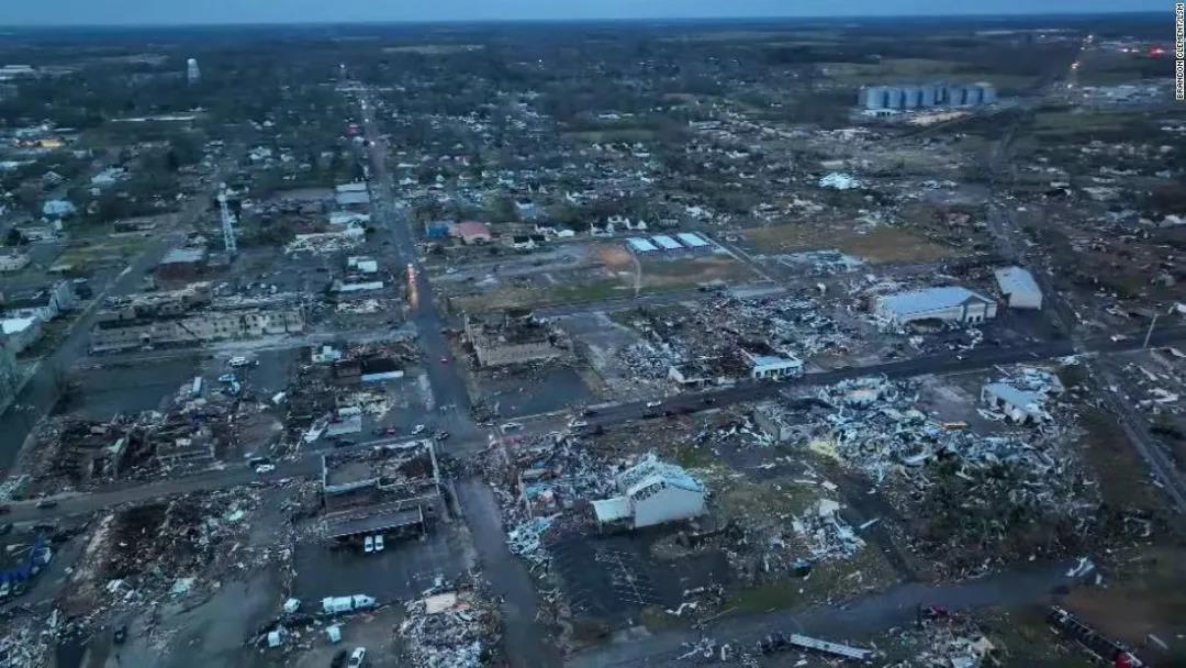 突发！超30场龙卷风袭击美国6州致上百人身亡，有亚马逊仓库大面积坍塌！